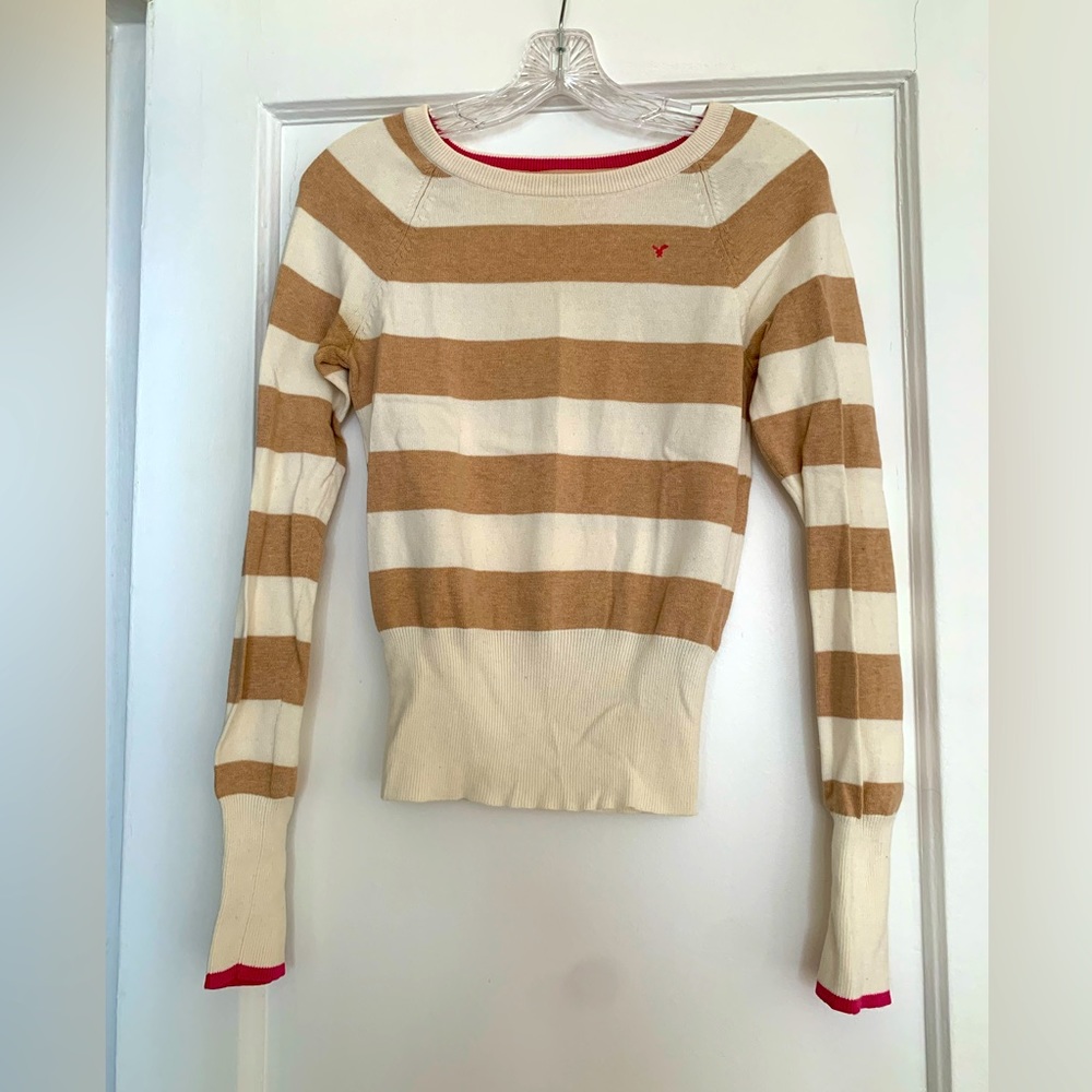American Eagle - Beige Cream Crew neck women’s top - size Medium